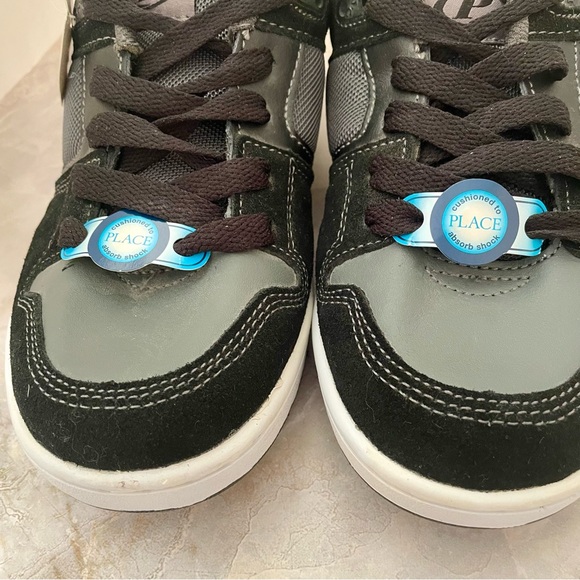 Children’s Place boys sneaker. Leather upper balance man. Size US 4. New - Picture 3 of 11